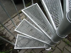 Treba Außenspindeltreppe Arizona 1 Stufe mit Streckgitter Ø 160 cm Feuerverzinkt