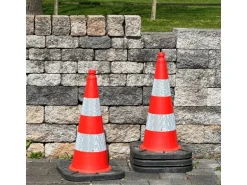 UvV Bigfoot XL Leitkegel 75cm 5 kg Teilreflektierende Verkehrskegel Pylonen mit 2 Folienstreifen RA2/C